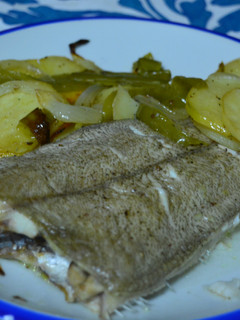 Una foto de Gallos al horno con verduras