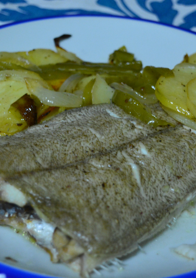 Una foto de Gallos al horno con verduras