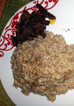 A picture of mushroom rizoto with krispy beef.
