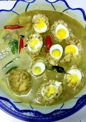 รูปของ แกงเขียวหวานลูกชิ้นไก่ยัดใส้ไข่นกกระทา