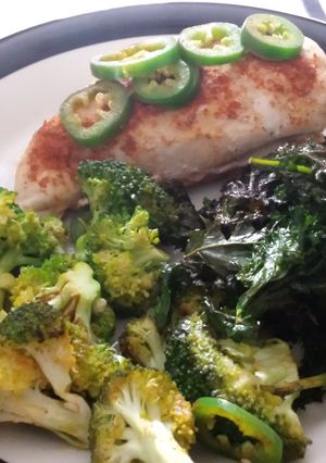 A picture of Baked Jalapeño Chicken and Broccoli with Kale Chips.