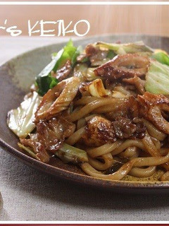 A picture of [Farmhouse Recipe] Stir-fried Udon with Japanese Worcestershire-style Sauce.