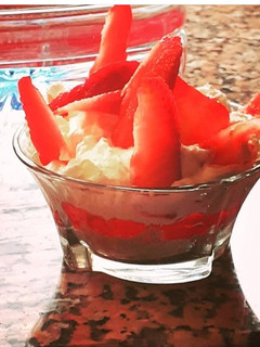 Una foto de Tarrina de galletas molidas con fresas, gelatina y nata