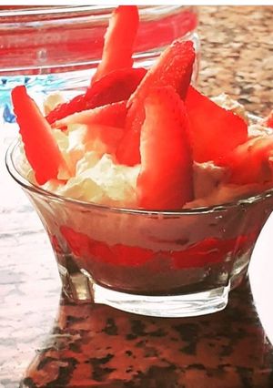 Una foto de Tarrina de galletas molidas con fresas, gelatina y nata