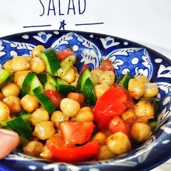 A picture of Chickpeas salad.