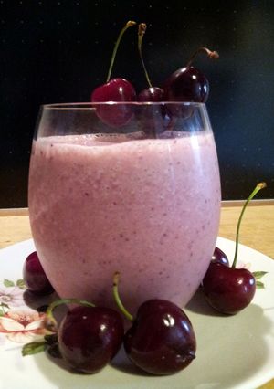 A picture of AMIEs Banana Cherry Smoothie.