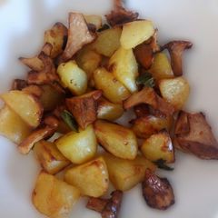 Roast potatoes and Chanterelle mushrooms with garden sage A picture of Roast potatoes and Chanterelle mushrooms with garden sage.