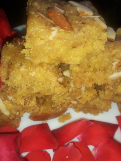 बेसन की दानेदार बर्फी(besan ki danedar barfi recipe hindi) रेसिपी मुख्य फोटो