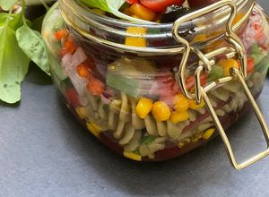 Une photo de BENTO 🍱 JAR🌶️🫛🌽VEGAN🥬🥒🥒HEALHYFOOD