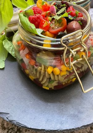 Une photo de BENTO 🍱 JAR🌶️🫛🌽VEGAN🥬🥒🥒HEALHYFOOD
