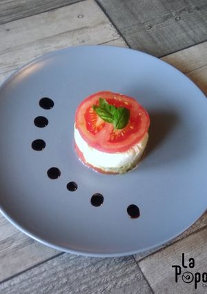 Une photo de Salade caprese comme un millefeuille