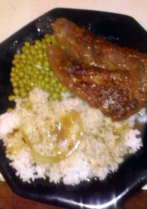 A picture of Liver & Onions with Rice gravy & Green peas.