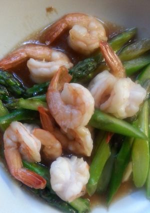 A picture of Shrimp and asparagus in oyster sauce.