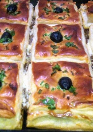 صورة لوصفة كوكا بالعجينة المورقة بحشو لذيذة😋