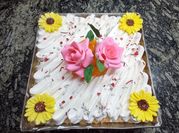 Una foto de postre royal con durazno