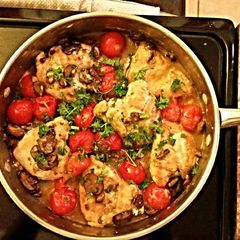 A picture of Drunken Chicken Marsala with tomato.