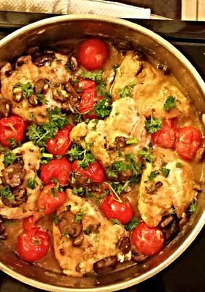 A picture of Drunken Chicken Marsala with tomato.