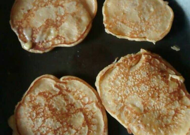 Banana-peanut butter pancakes for 3 people