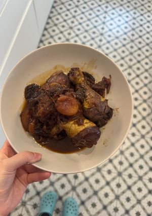 Una foto de Muslitos de Pollo con Ciruelas y Orejones
