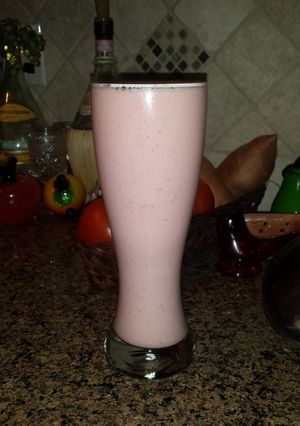 A picture of Strawberry banana breakfast smoothie.