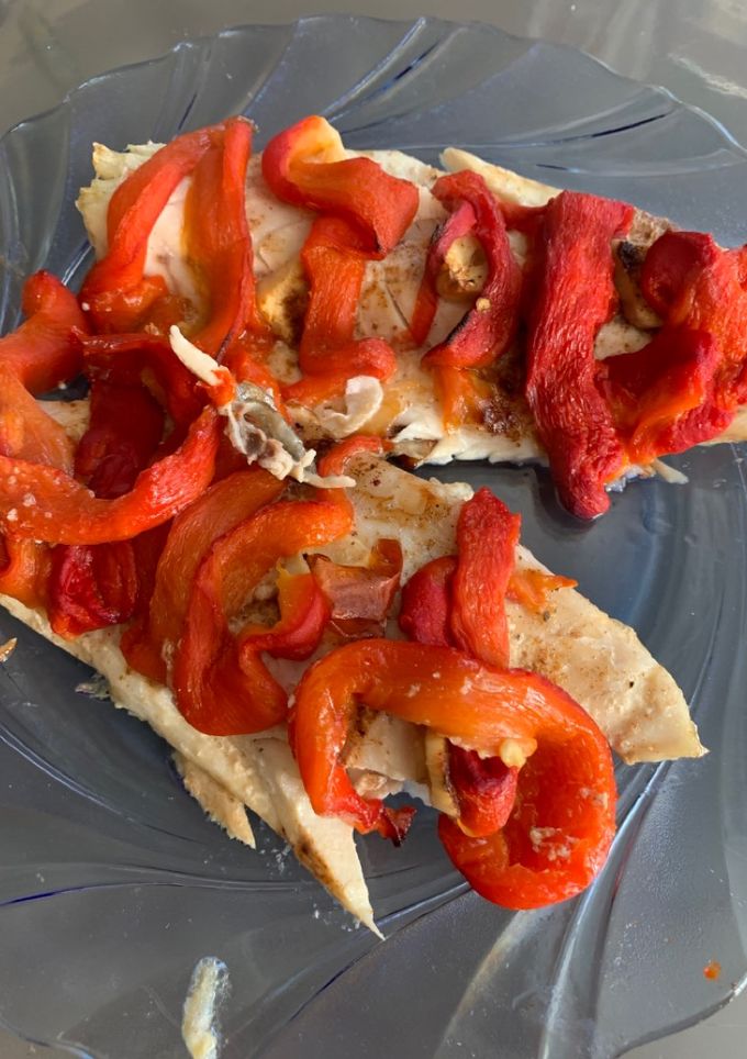 Una foto de Lubina al horno con pimientos asados
