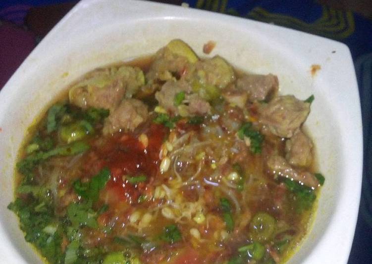 Bagaimana Menyiapkan Soto daging sapi ala uwi yang Lezat