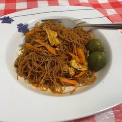 A picture of Stir fried curry noodles with lime (Bee Hoon Goreng).