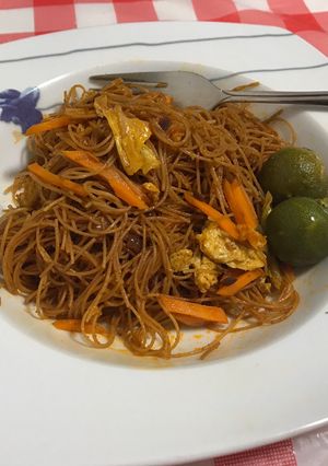 A picture of Stir fried curry noodles with lime (Bee Hoon Goreng).
