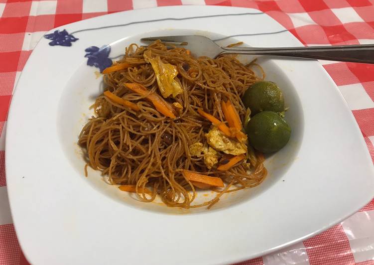 Stir fried curry noodles with lime (Bee Hoon Goreng)