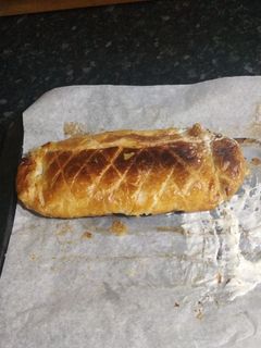Una foto de Hojaldre relleno de salmón, queso crema y espinacas