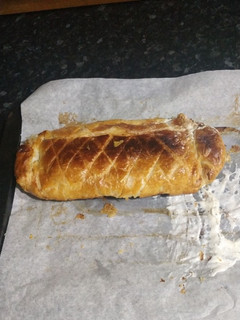Una foto de Hojaldre relleno de salmón, queso crema y espinacas