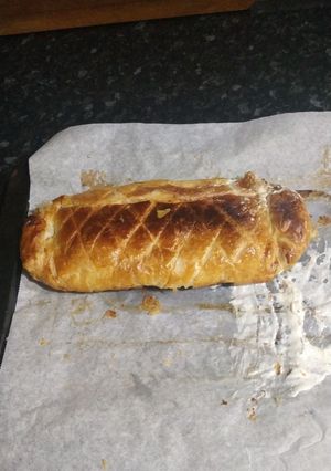 Una foto de Hojaldre relleno de salmón, queso crema y espinacas