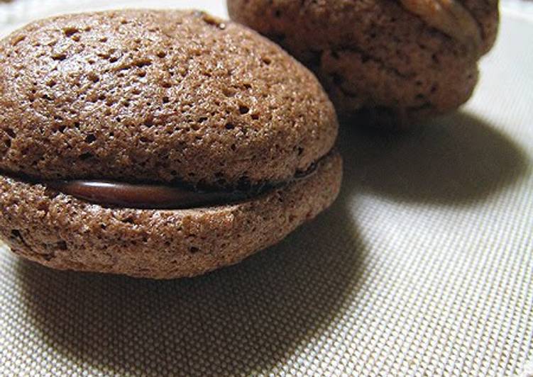 Autumn-Coloured Macarons Chestnut &amp; Chocolate