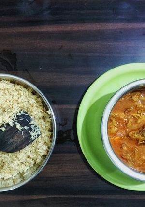 A picture of Chicken Curry with Jeera Rice.