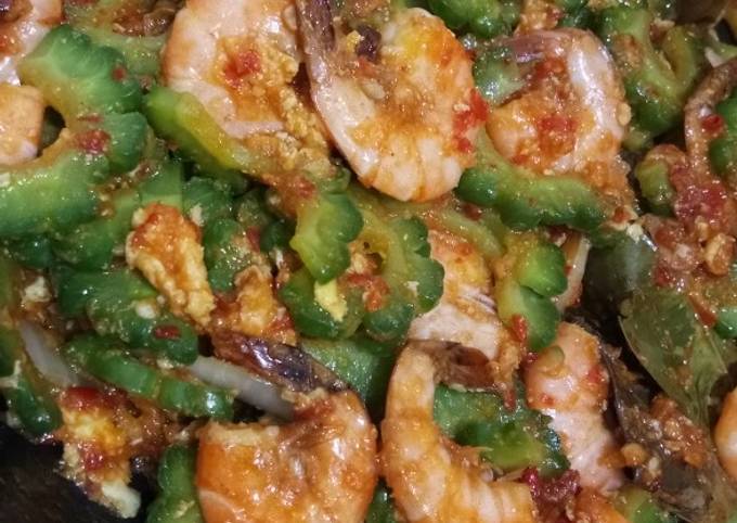 Ini dia! Bagaimana cara membuat Oseng pare udang telor  sesuai selera
