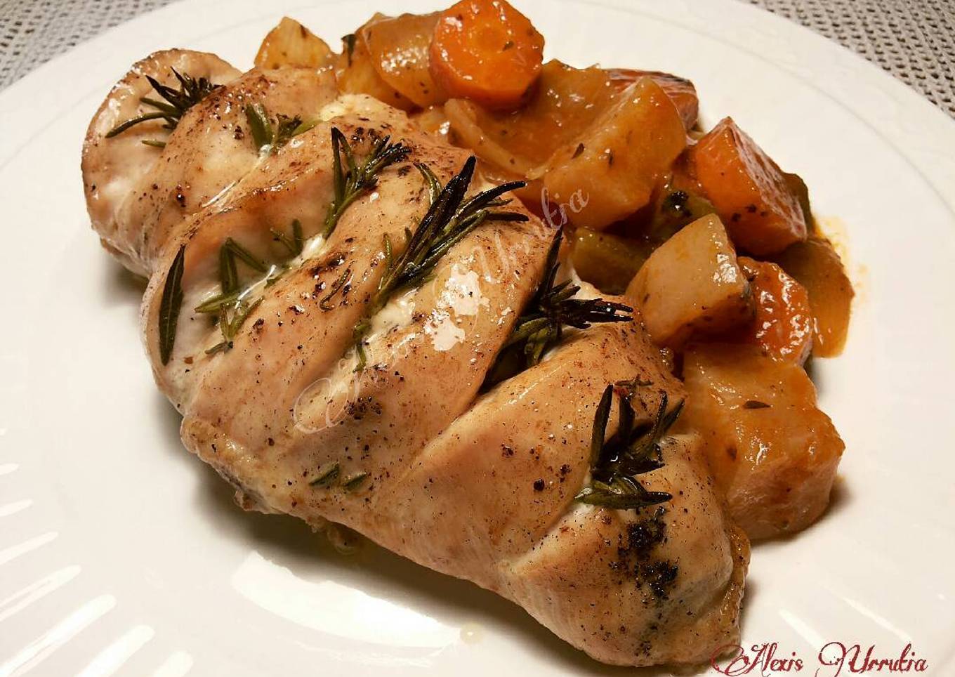 Pechuga de pollo al horno, con romero y mantequilla