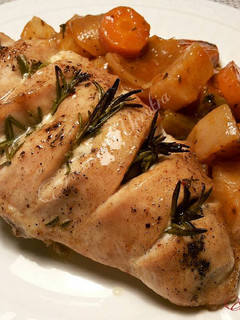 Una foto de Pechuga de pollo al horno, con romero y mantequilla