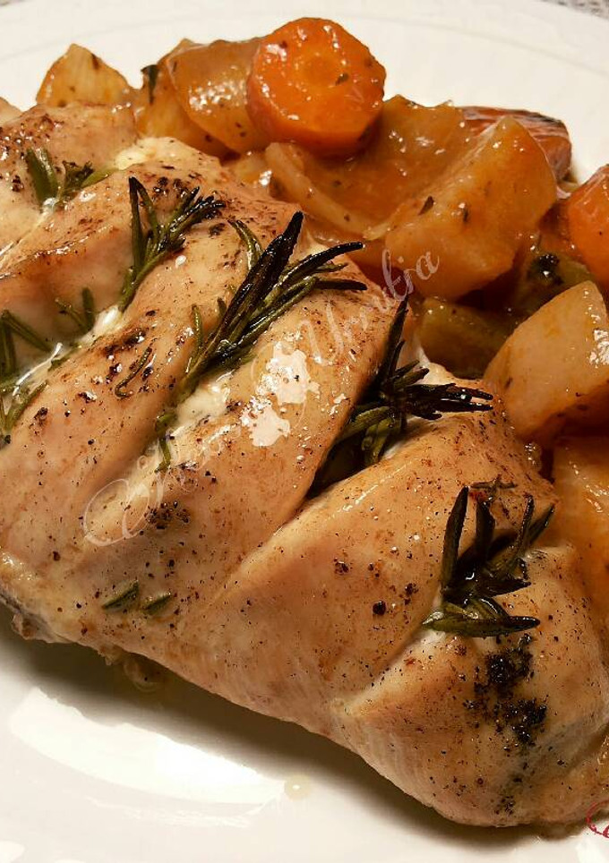 Una foto de Pechuga de pollo al horno, con romero y mantequilla
