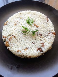 Una foto de Pastel de arroz con shiitake