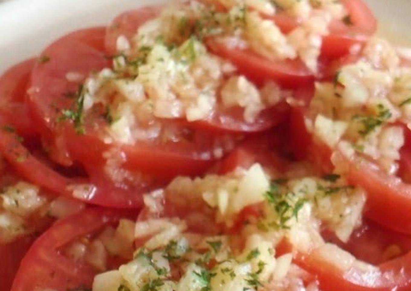 Light and refreshing salad with onions and tomatoes