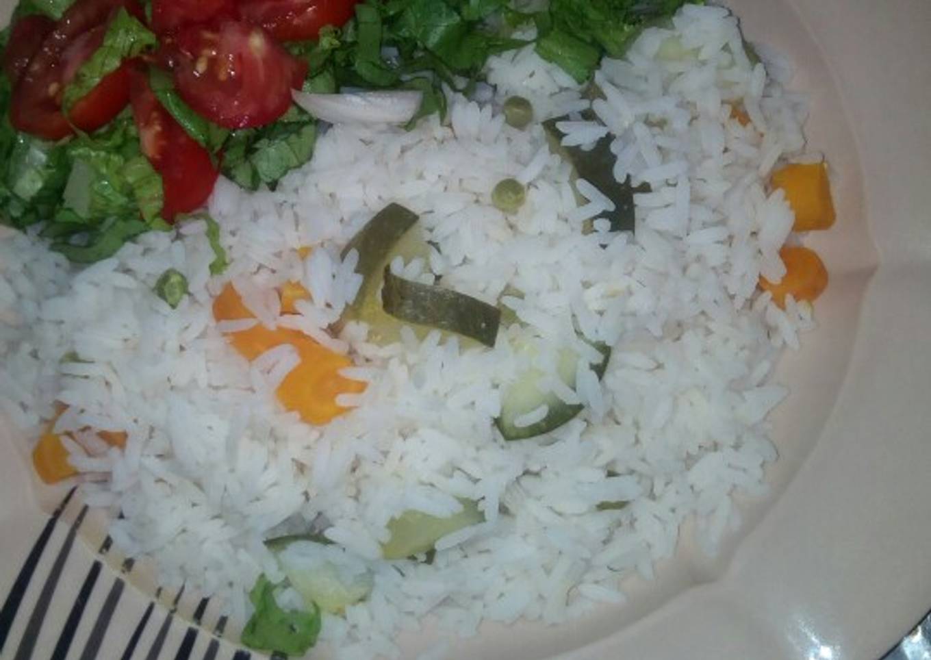 White rice,carrot,peas,cucumber, with lattuce,