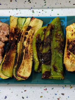 Una foto de Parrillada de churrascos y verduras
