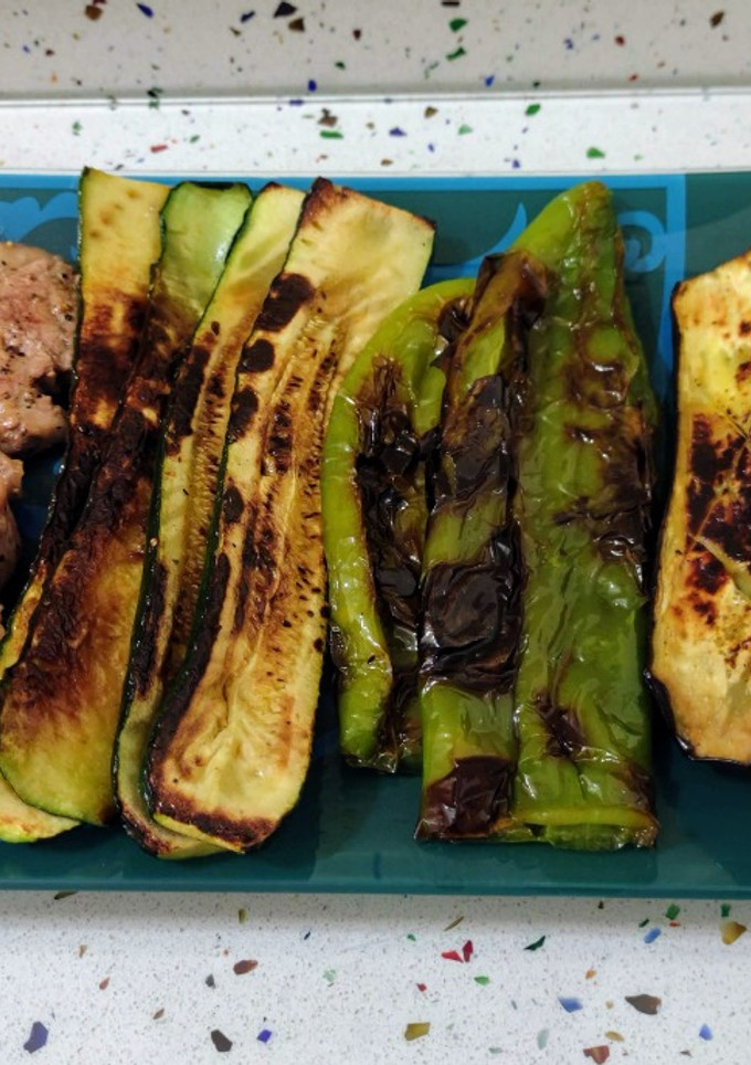 Una foto de Parrillada de churrascos y verduras