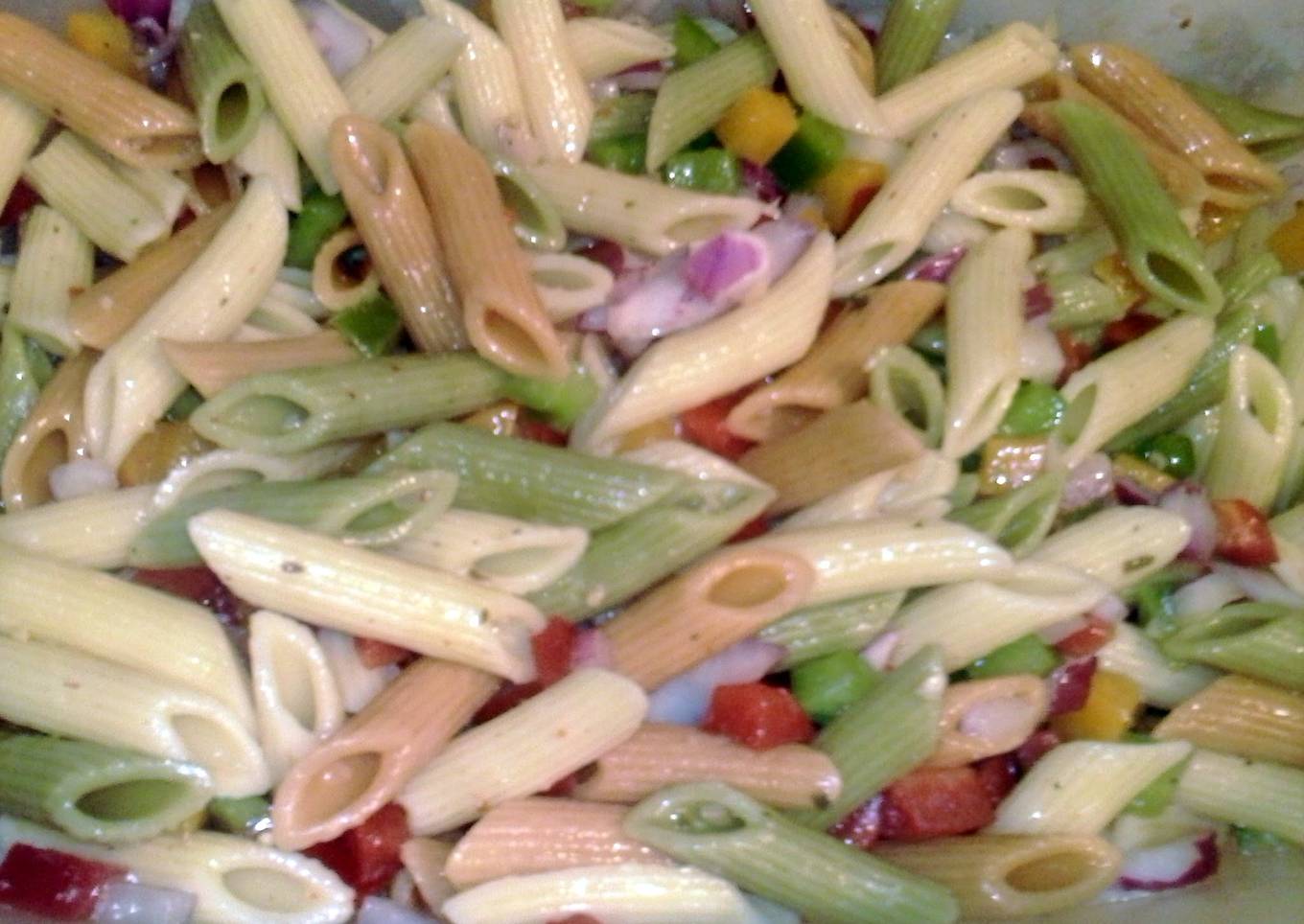 Tricolor salad with macaroni