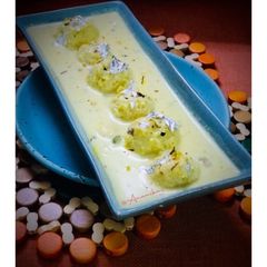 A picture of Roshogolla'r Payesh or Kheer Rasgulla.