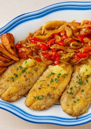 Una foto de Filetes de caballa y boniato al horno con verduritas pochadas