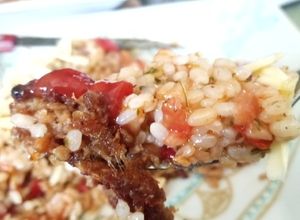 Una foto de Arroz vegano con tomate y orégano