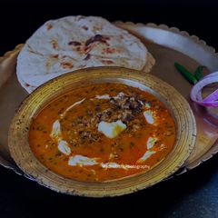A picture of Dal Makhni with Tandoori Roti.