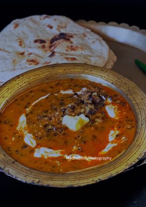 A picture of Dal Makhni with Tandoori Roti.