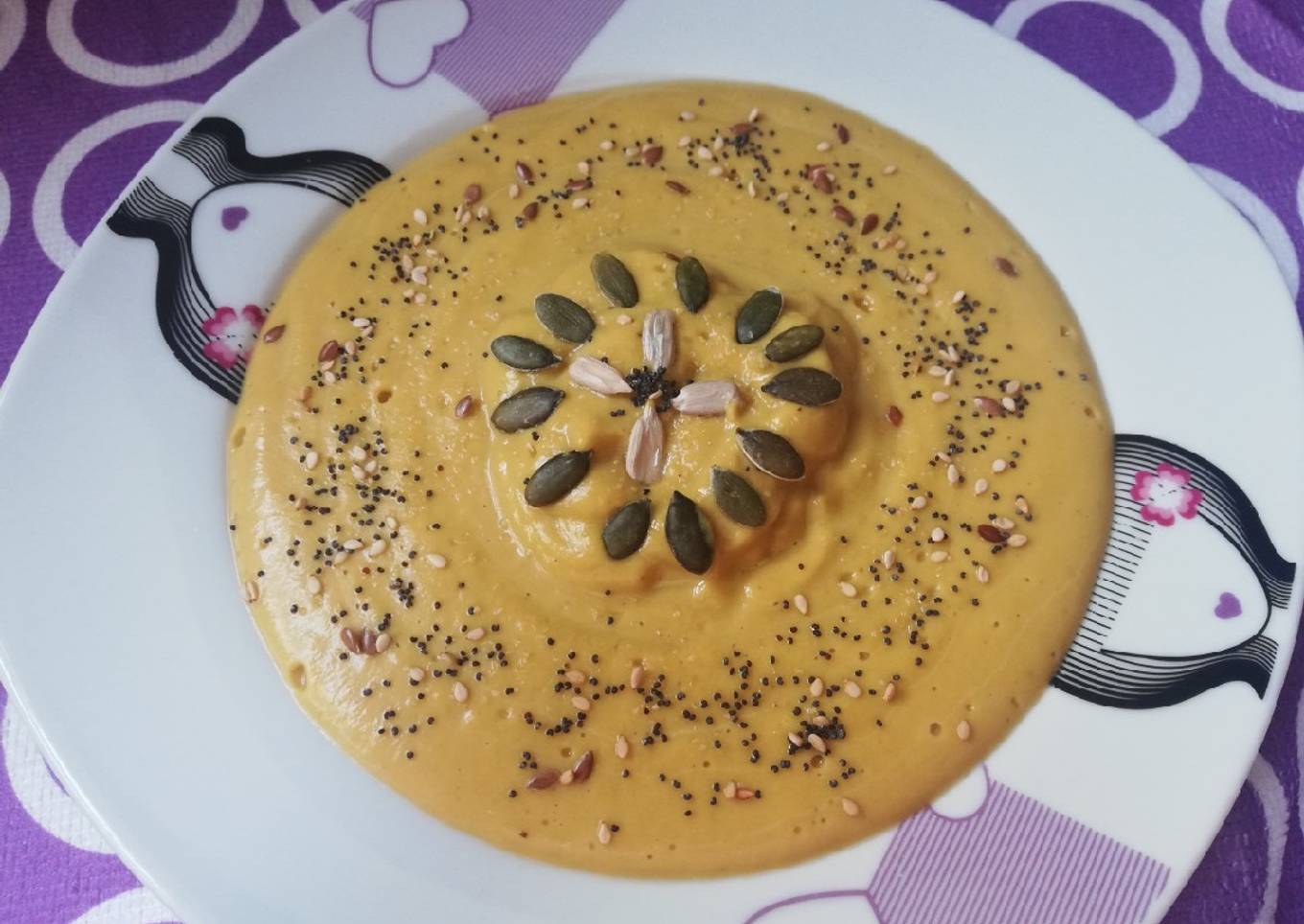 Crema de calabaza, judías verdes, queso y semillas